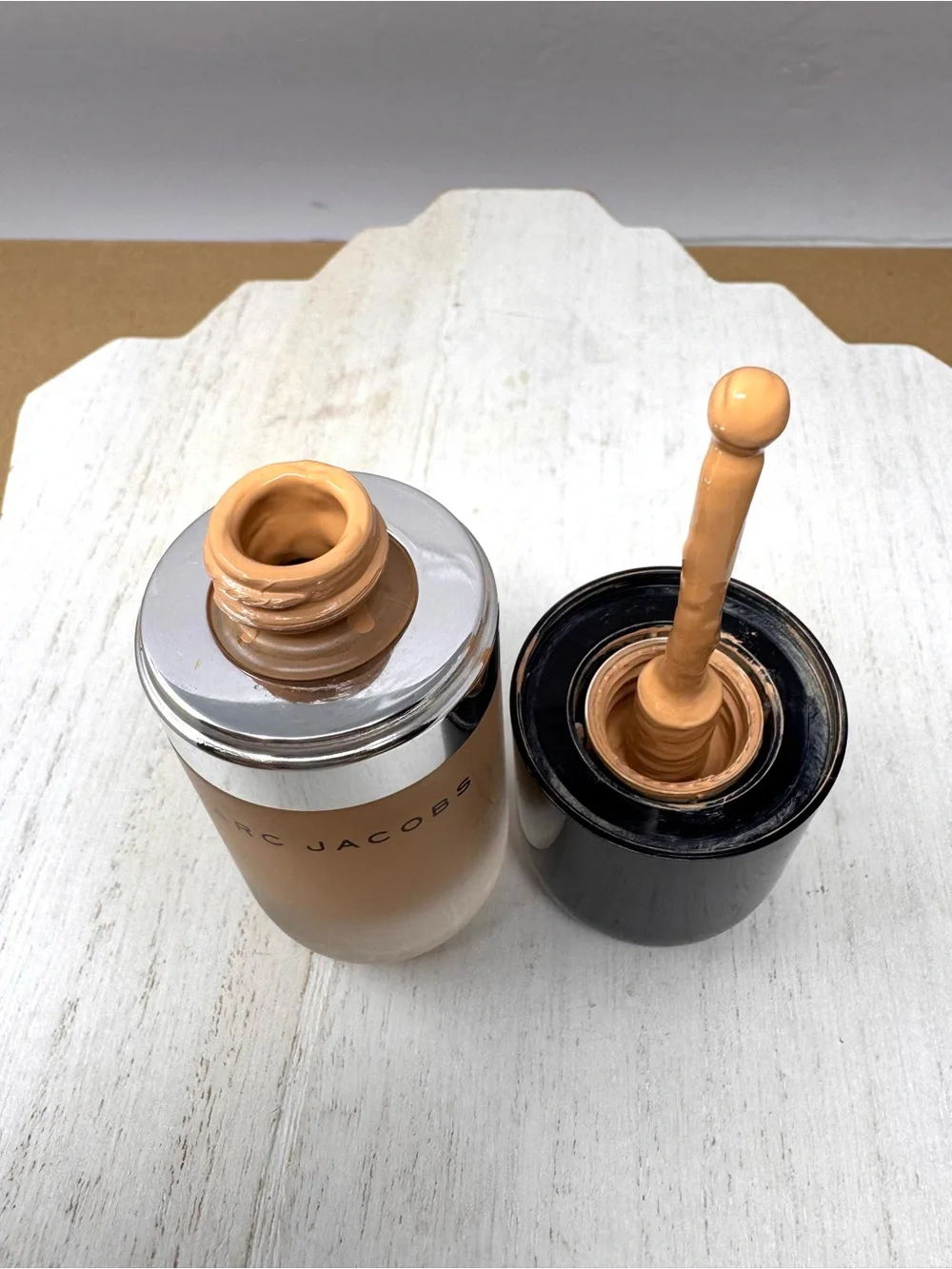 MARC JACOBS Re(marc)ble full cover foundation, Beige 33